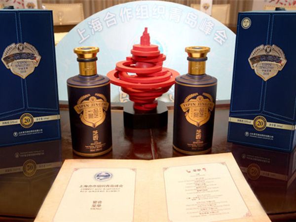 以實(shí)力加冕！上合峰會(huì)贊助企業(yè)授牌儀式隆重舉行，一品景芝·芝香被授予峰會(huì)指定用酒！